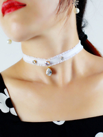 Strasshalsband aus weißer Spitze