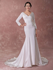 Stretch Satin Brautkleid mit V-Ausschnitt in Elfenbeinfarbe; mit Domkirchen-schleppe