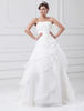 Tüll A-Linie-Brautkleid mit trägerlosem Design und Hof-Schleppe in Weiß