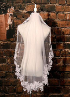 Tüll Hochzeit Schleier Fingerspitze Spitze Applique Rand Tropfen Form einer mehrstufigen Brautschleier mit Kamm (140 * 80cm)