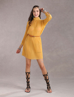 Traditionelles Kleid aus Kunstseide mit Gürtel
