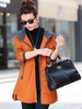 Trenchcoat mit Kapuze und durchgehendem Reißverschluss; langärmlige Windjacke mit Taschen