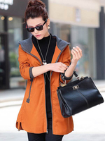 Trenchcoat mit Kapuze und durchgehendem Reißverschluss; langärmlige Windjacke mit Taschen