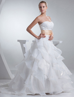 Trägerloser Ausschnitt Hochzeitskleid a-Linie Satin Sicke Schärpe plissierten Rüschen Organza Kapelle Zug Brautkleid