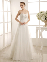 Trägerloses Brautkleid mit Hof-Schleppe in Elfenbeinfarbe