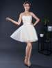 Trägerloses Mini Hochzeitskleid Applique Geliebte kurzes Brautkleid a-Linie rückenfrei Illusion Homecoming Spitzenkleid