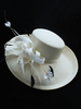 Vintage Hochzeit Hut weiße Leinen Bogen Pelz Detail Braut Haarschmuck