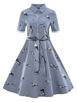 Vintage Kleider Blau mit Tiermuster 50er jahre mode und Knöpfen Kurzarm und Umlegekragen gemischten Baumwollen im Retro-Style knielang