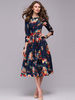 Vintage Kleider Dunkelmarineblau mit Printmuster 50er jahre mode und Falten 3/4 Ärmel und Rundkragen Polyester im altmodischen Stil