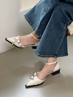 Weiße Damen-Flats mit spitzer Zehenpartie Strasssteinen und Schnallendetail Knöchelriemen-Pumps