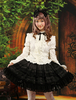 Weiße Lolita Bluse und schwarzer Rock