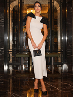 Weißes figurbetontes Kleid mit Schleife an den Schultern ärmellos halbformelles langes Kleid 2025