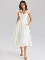 Weißes Midikleid mit süßen Schleifen an den Schultern und A-Linien-Silhouette für den Sommer 2025