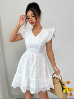 Weißes Minikleid mit Ösen offenem Rücken und Volantärmeln für den Sommer 2025