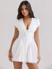 Weißes Minikleid mit V-Ausschnitt und Schleifendetail für legere und halbformelle Anlässe 2025