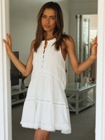 Weißes Sommerkleid Juwelenhals Ärmelloses Rüschen Kurzes Strandtunika-Kleid