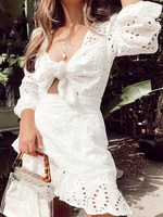 Weißes Sommerkleid Langärmlige V-Ausschnitt Ausgeschnittene Spitze Strandkleid Midikleid