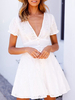 Weißes Sommerkleid V-Ausschnitt Ausgeschnittenes; kurzärmliges; knielanges Midi-Strandkleid mit kurzen Ärmeln