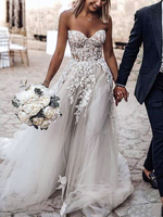 Weißes Spitzen-Hochzeitskleid mit Schleppe ärmellos rückenfrei Tüll trägerlos A-Linie Brautkleider kostenlose Anpassung