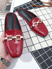 Womens Mules Roter PU-Leder-Quadrat-Zeh-Slip-On-Welpen-Ferse täglich beiläufige flache Schuhe