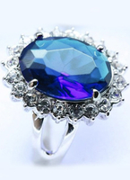 Wunderschöner Ring mit blauen Kunstdiamanten