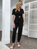 Zweiteiliges Set aus schwarzem Polyester mit V-Ausschnitt; klassischem Kurzarm-Damen-Outfit
